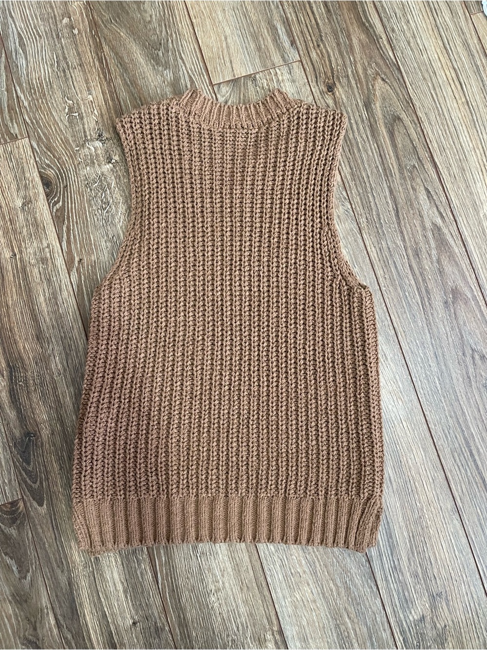 Abercrombie & Fitch Chunky Knit Sleeveless Sweater Vest in Camel - Picture 4 of 5